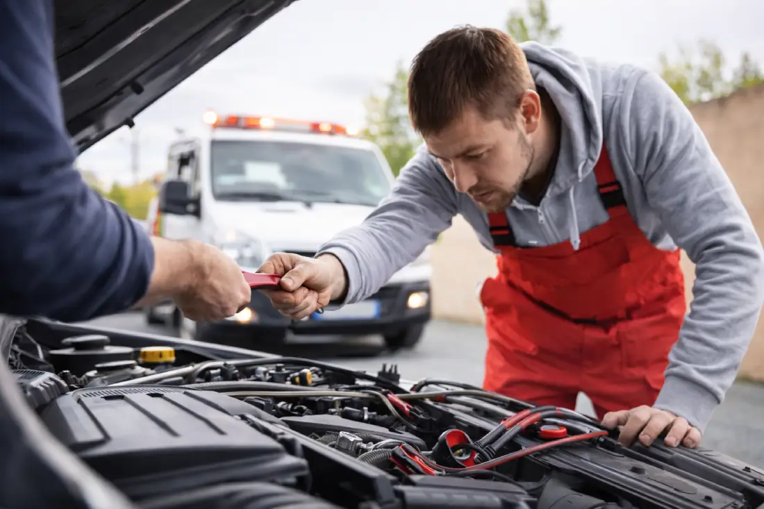 Araç Çalışmazsa İlk Ne Yapılmalı Yolda Kalan Araç İçin Yol Yardım Ve Akü Takviye Hizmeti