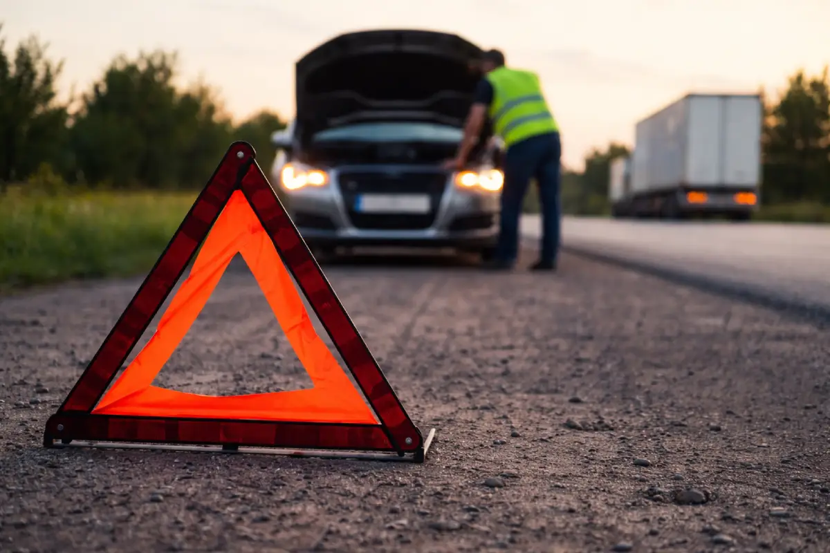 Fulya’da 7/24 yol yardım hizmeti veren ekip arızalanan araca akü takviye yapıyor