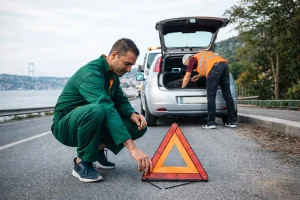Tarabya’da yolda kalan araç için 7/24 yol yardım ekibi araca müdahale ediyor